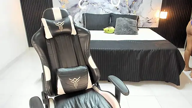 Snapshot of Ivy_16 chatting on February 2025 12:06:02 PM Ivy 16 online show from February 2025 12:06:02 PM