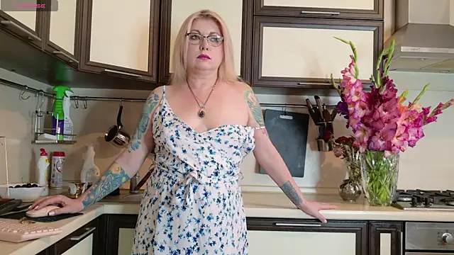 Snapshot of -Yourwoman- chatting on July 2026 04:42:02 PM -Yourwoman- online show from July 2026 04:42:02 PM
