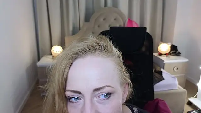 Snapshot of SquirtyAlisa chatting on April 2026 12:15:01 PM SquirtyAlisa online show from April 2026 12:15:01 PM