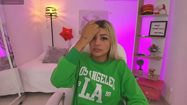 Snapshot of SALOOMEE__ chatting on February 2025 11:52:01 AM SALOOMEE online show from February 2025 11:52:01 AM