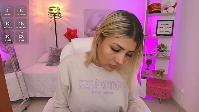 Snapshot of SALOOMEE__ chatting on March 2025 12:01:02 PM SALOOMEE online show from March 2025 12:01:02 PM