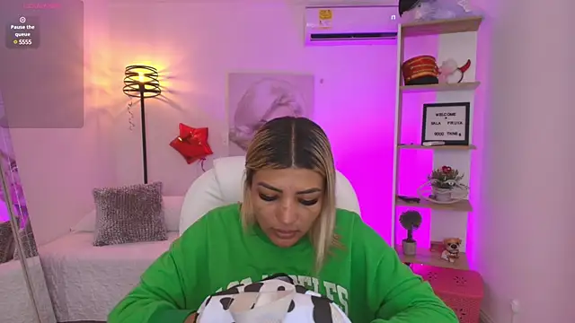 Snapshot of SALOOMEE__ chatting on March 2025 11:01:02 AM SALOOMEE online show from March 2025 11:01:02 AM