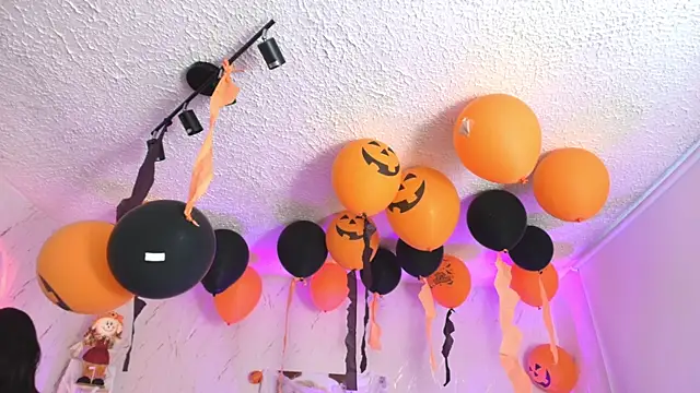 Snapshot of SALOOMEE__ chatting on October 2025 11:11:02 AM SALOOMEE online show from October 2025 11:11:02 AM