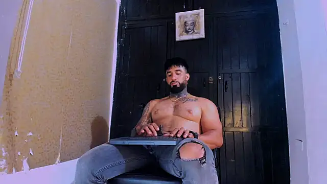 Snapshot of naugthy_dominant chatting on January 2025 03:39:02 AM naugthy dominant online show from January 2025 03:39:02 AM