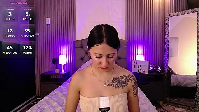 isabella smith  online show from December 2024 01:49:01 PM