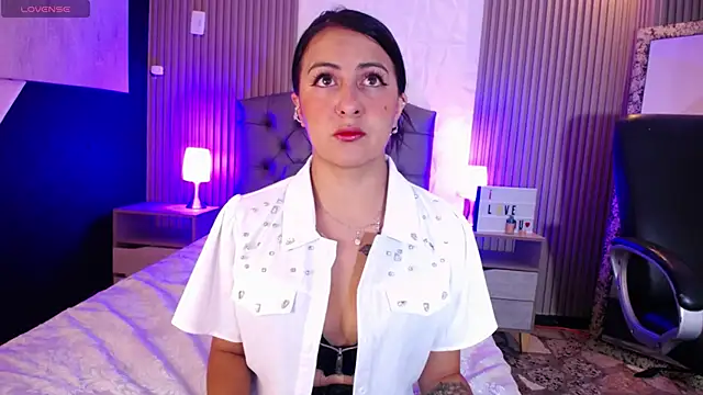 isabella smith  online show from February 2025 01:01:01 PM