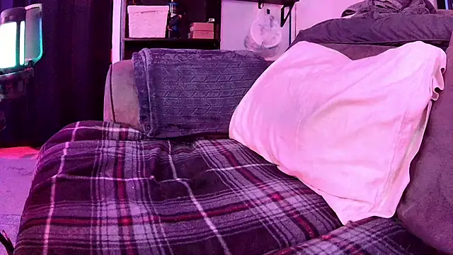 famousALYX online show from October 2025 07:09:02 AM