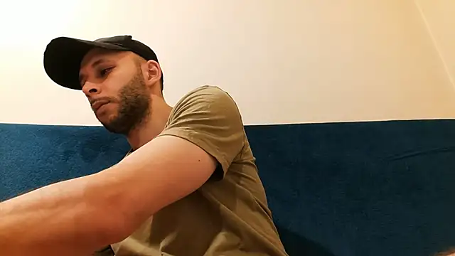 Snapshot of henryaxe chatting on January 2025 08:00:01 PM henryaxe online show from January 2025 08:00:01 PM