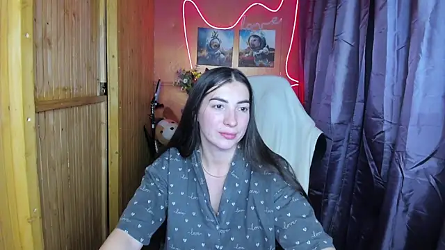 Fiery Brunette  online show from December 2024 06:01:02 PM