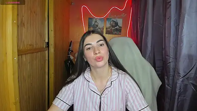 Fiery Brunette  online show from February 2025 06:58:01 PM