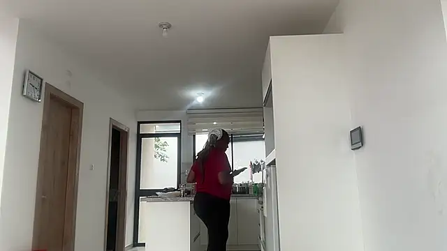 Snapshot of ChocolateCakeQueen chatting on November 2025 02:02:01 PM ChocolateCakeQueen online show from November 2025 02:02:01 PM