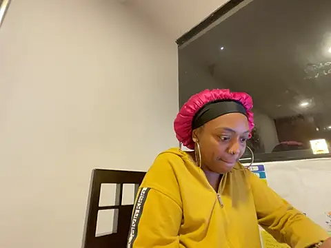 Snapshot of ChocolateCakeQueen chatting on November 2025 12:33:01 AM ChocolateCakeQueen online show from November 2025 12:33:01 AM