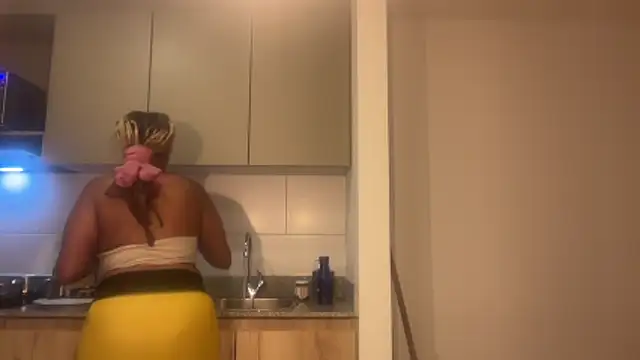 Snapshot of ChocolateCakeQueen chatting on December 2025 01:00:01 AM ChocolateCakeQueen online show from December 2025 01:00:01 AM