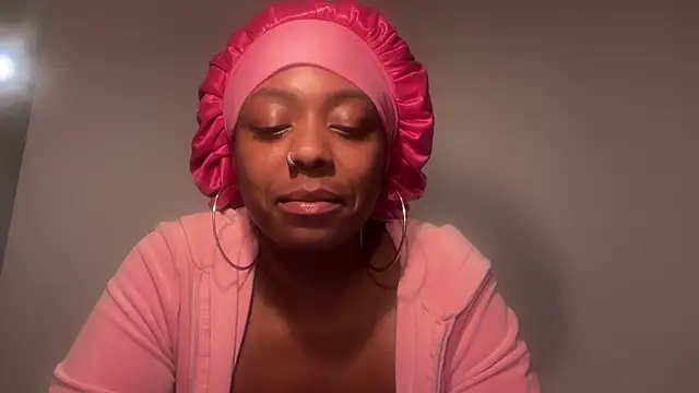 Snapshot of ChocolateCakeQueen chatting on December 2025 02:39:01 AM ChocolateCakeQueen online show from December 2025 02:39:01 AM