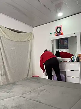 hannahb-e online show from November 2025 07:36:02 PM