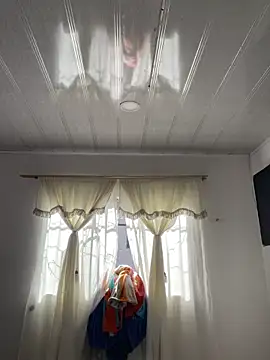 hannahb-e online show from December 2025 02:01:02 PM