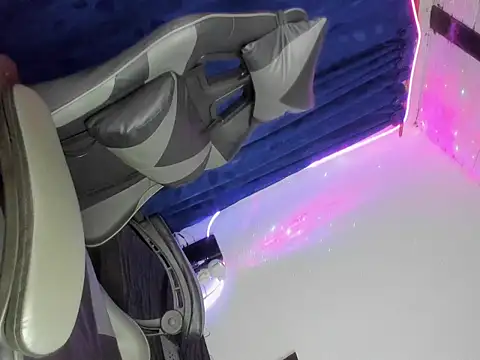 Snapshot of DianaCisneros chatting on March 2026 02:05:02 AM DianaCisneros online show from March 2026 02:05:02 AM