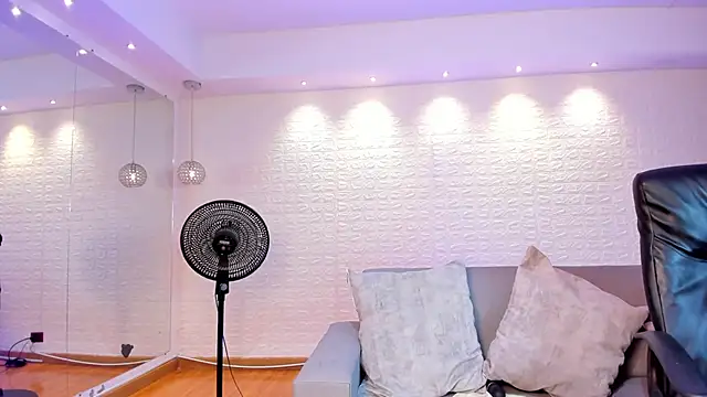 victoria mooree online show from February 2025 06:39:01 PM