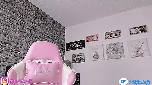 olivia22love online show from September 2025 01:04:01 PM