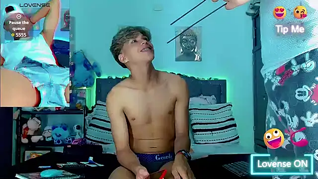 Snapshot of Liamscott_ chatting on November 2025 10:10:02 PM Liamscott online show from November 2025 10:10:02 PM