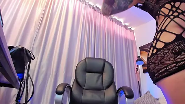 Snapshot of sarah_cruzz_ chatting on April 2026 02:30:01 PM sarah cruzz online show from April 2026 02:30:01 PM