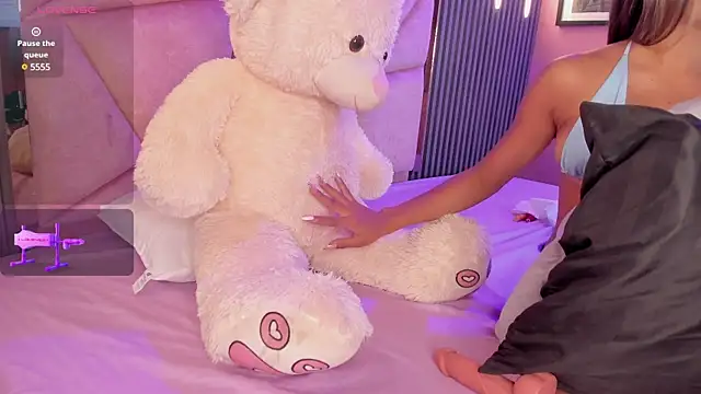 Snapshot of Alisse_Miller chatting on December 2024 09:20:02 PM Alisse Miller online show from December 2024 09:20:02 PM