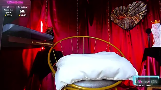 Snapshot of LatinMilk_ chatting on December 2024 11:25:01 PM LatinMilk  online show from December 2024 11:25:01 PM