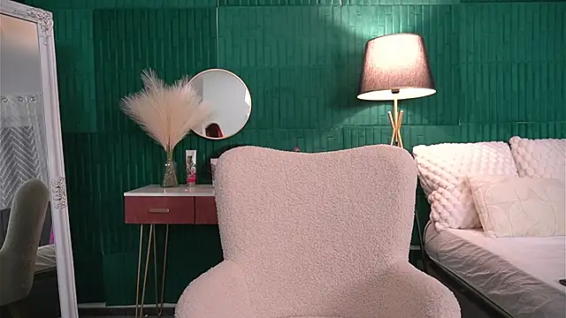 HaileyMoonn online show from December 2025 04:50:01 AM