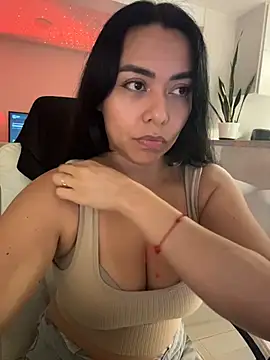 Snapshot of PetitLumiere chatting on April 2026 04:00:01 AM PetitLumiere online show from April 2026 04:00:01 AM