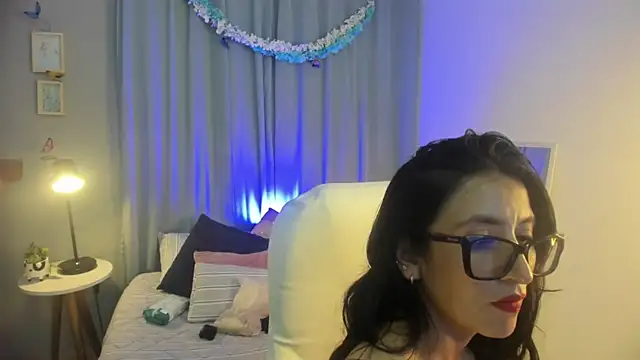 kira moon   online show from April 2026 09:04:02 PM