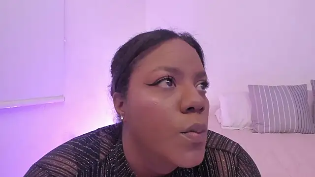 Snapshot of Sexyshantal_ chatting on April 2026 05:21:02 PM Sexyshantal online show from April 2026 05:21:02 PM