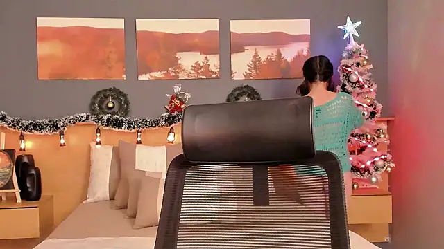 LiliJones  online show from December 2024 05:00:01 PM