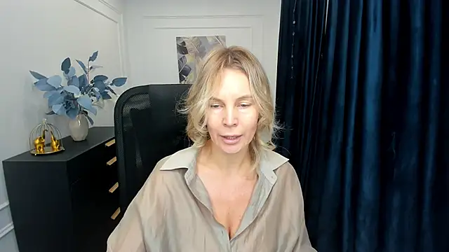 Sinty Devis online show from November 2025 04:22:02 AM