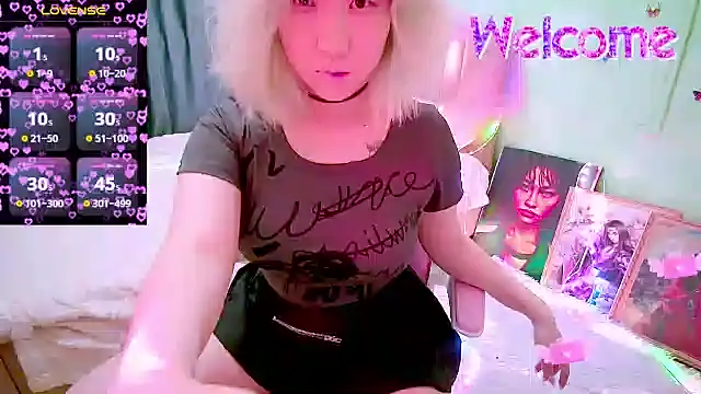 Snapshot of Akemilun chatting on April 2026 05:32:02 PM Akemilun online show from April 2026 05:32:02 PM