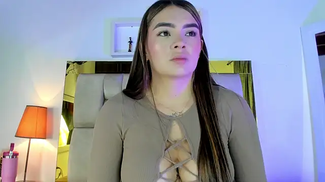 Snapshot of emmy_r chatting on December 2024 12:09:02 PM emmy r online show from December 2024 12:09:02 PM