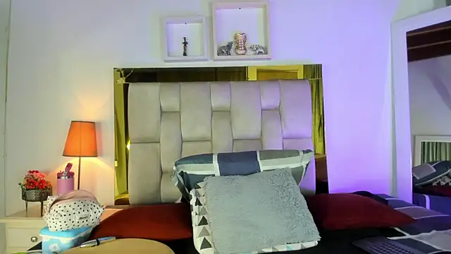 Snapshot of emmy_r chatting on January 2025 12:05:01 PM emmy r online show from January 2025 12:05:01 PM