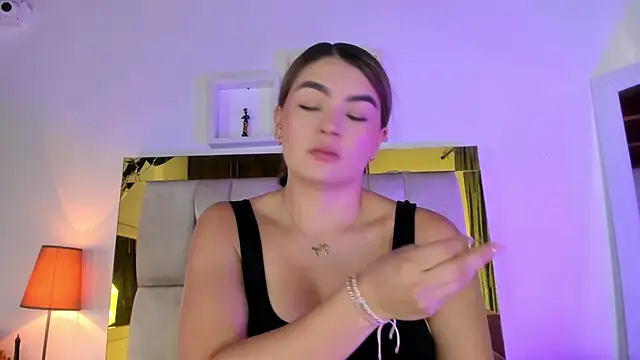 Snapshot of emmy_r chatting on January 2025 12:13:02 PM emmy r online show from January 2025 12:13:02 PM