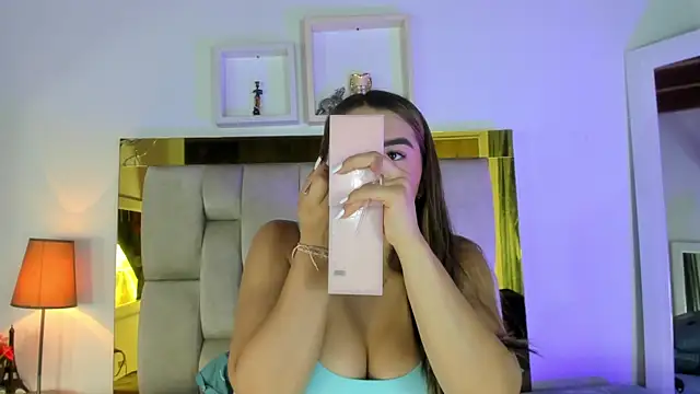 Snapshot of emmy_r chatting on January 2025 12:11:02 PM emmy r online show from January 2025 12:11:02 PM