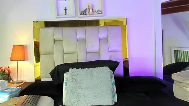 Snapshot of emmy_r chatting on February 2025 12:05:02 PM emmy r online show from February 2025 12:05:02 PM