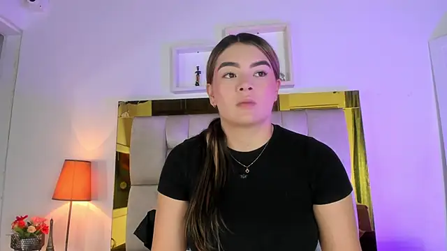 Snapshot of emmy_r chatting on February 2025 12:03:02 PM emmy r online show from February 2025 12:03:02 PM