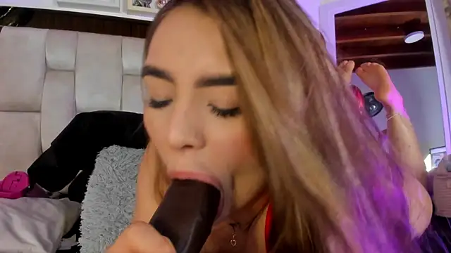 Snapshot of emmy_r chatting on February 2025 03:05:01 PM emmy r online show from February 2025 03:05:01 PM