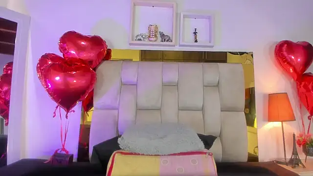 Snapshot of emmy_r chatting on February 2025 01:10:02 PM emmy r online show from February 2025 01:10:02 PM