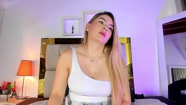 Snapshot of emmy_r chatting on March 2025 12:13:02 PM emmy r online show from March 2025 12:13:02 PM