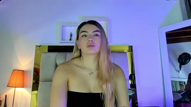 Snapshot of emmy_r chatting on March 2025 12:04:01 PM emmy r online show from March 2025 12:04:01 PM