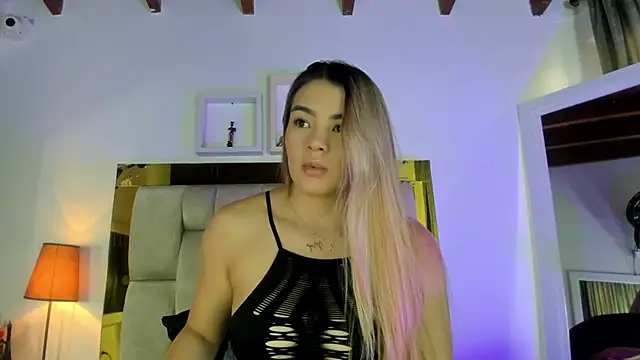 Snapshot of emmy_r chatting on March 2025 12:06:02 PM emmy r online show from March 2025 12:06:02 PM