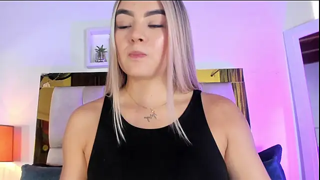 Snapshot of emmy_r chatting on September 2025 01:44:02 PM emmy r online show from September 2025 01:44:02 PM