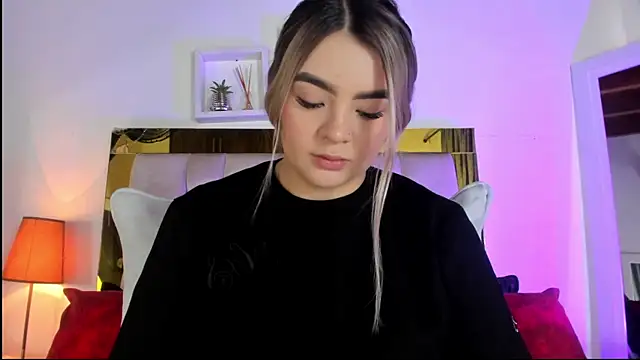 Snapshot of emmy_r chatting on September 2025 12:05:02 PM emmy r online show from September 2025 12:05:02 PM