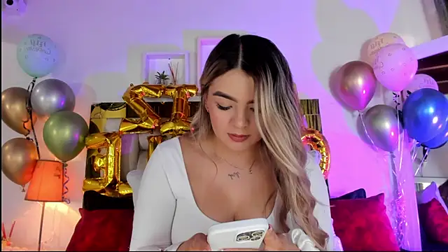 Snapshot of emmy_r chatting on September 2025 12:06:01 PM emmy r online show from September 2025 12:06:01 PM