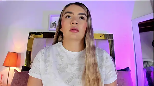 Snapshot of emmy_r chatting on October 2025 12:03:01 PM emmy r online show from October 2025 12:03:01 PM