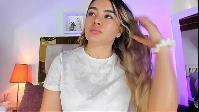 Snapshot of emmy_r chatting on October 2025 12:08:02 PM emmy r online show from October 2025 12:08:02 PM